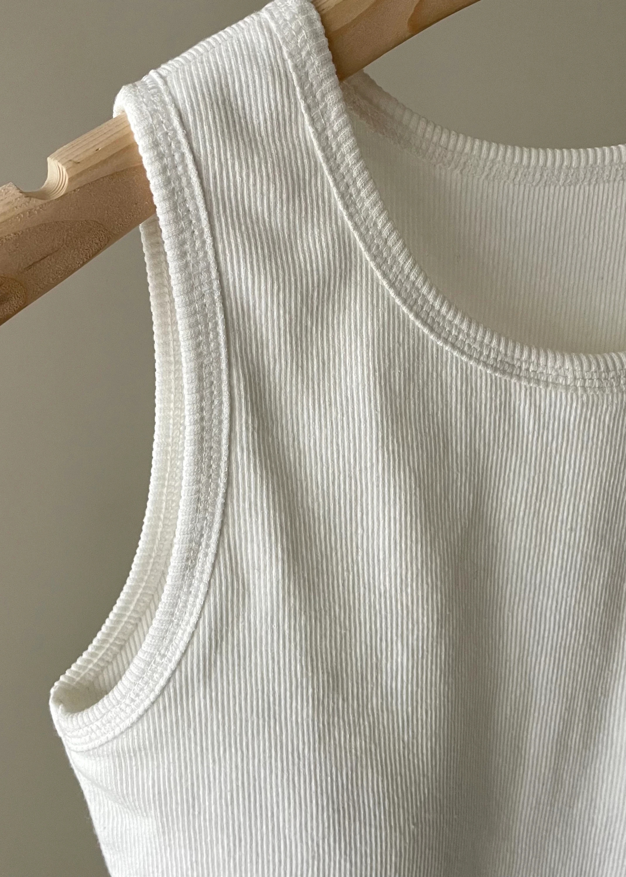 basic crew neck cup rib tank