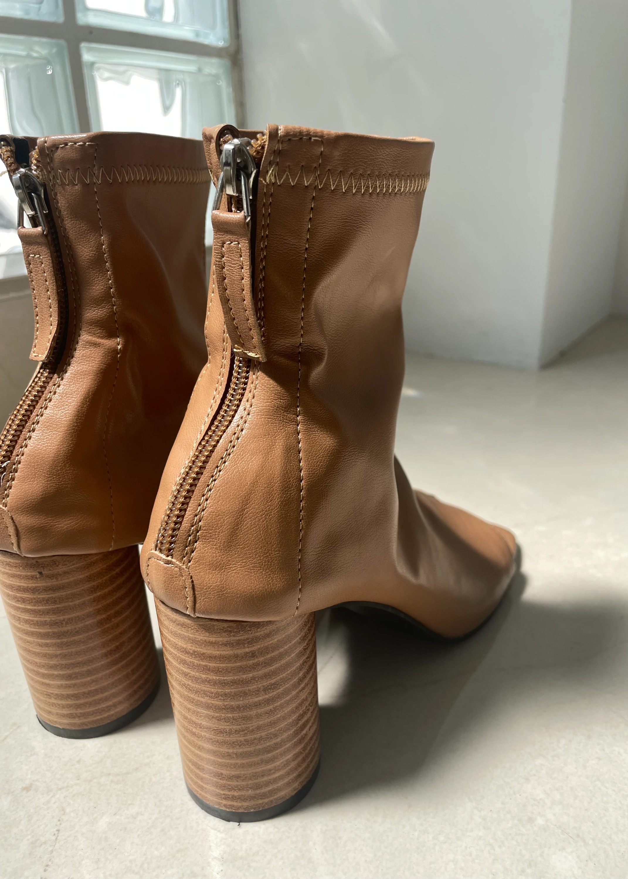 round wood heel boots sandal