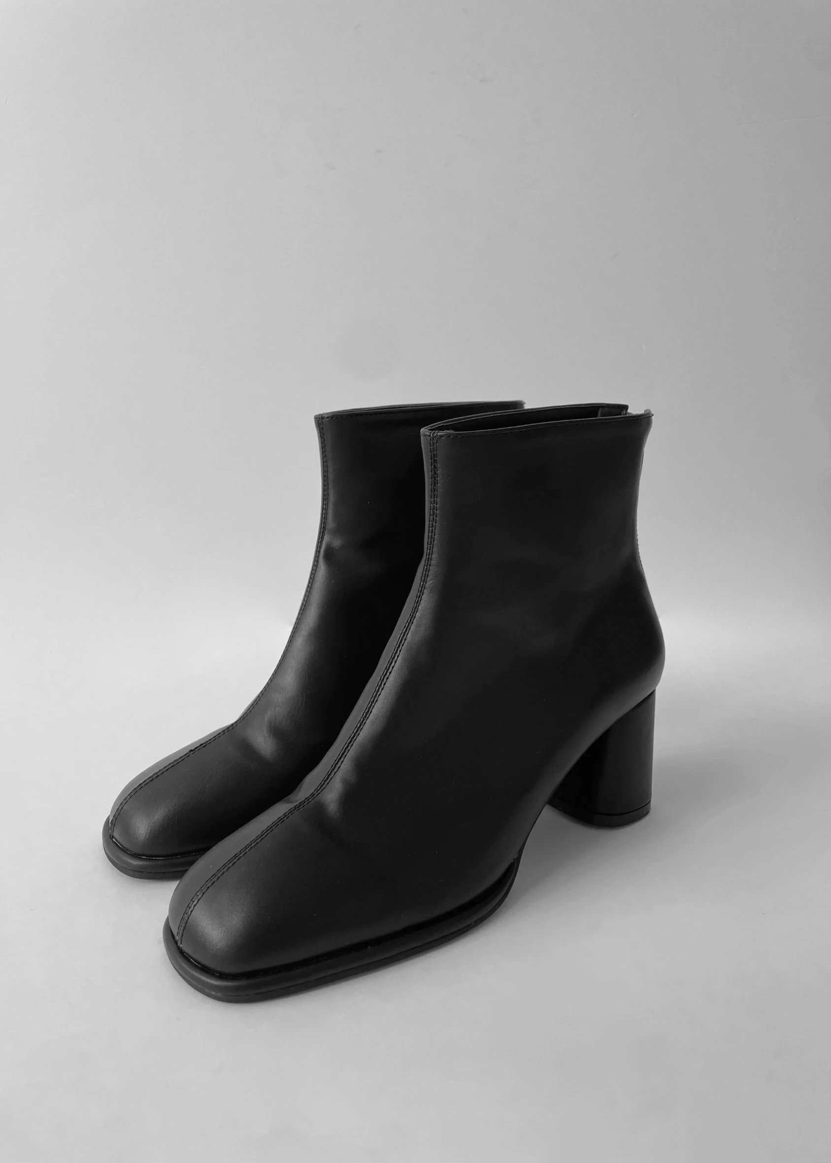 center seam round toe boots