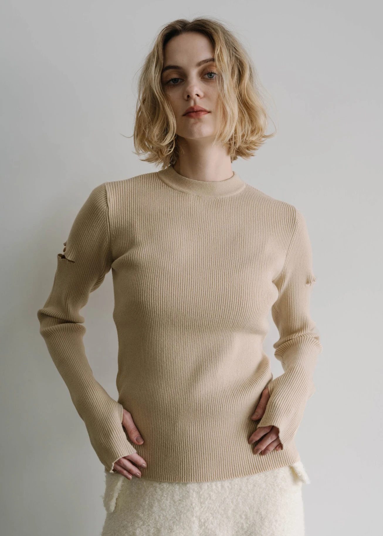 sleeve side notch finger hole rib knit