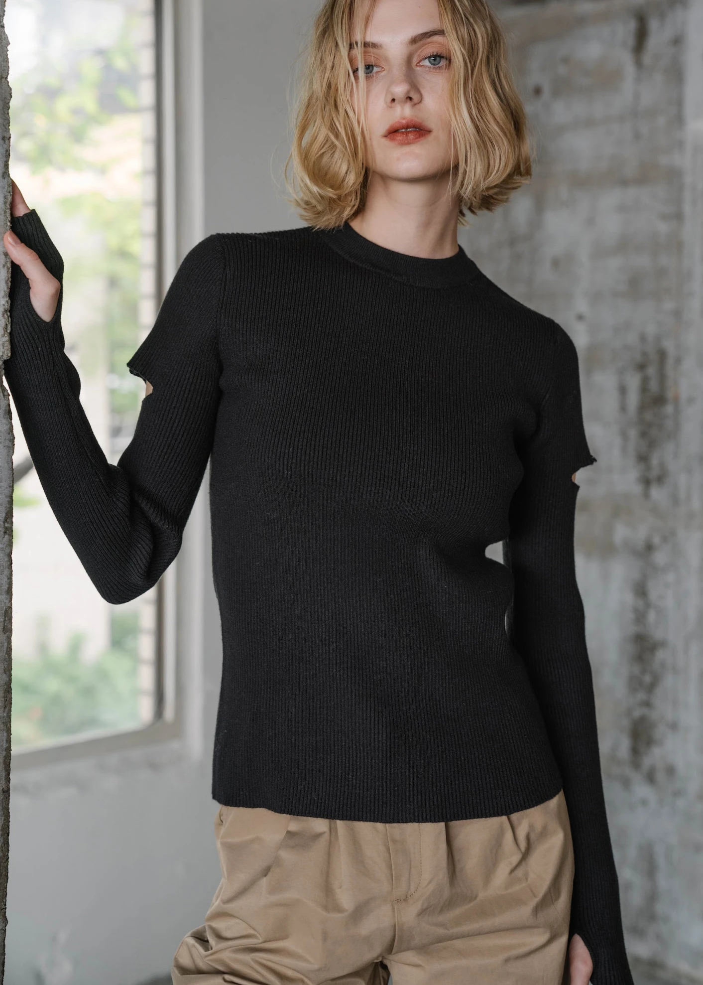 sleeve side notch finger hole rib knit