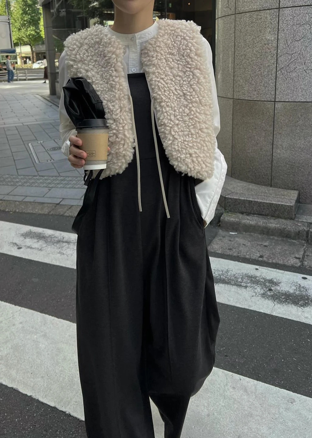 boa cropped suede ribbon gilet / willfully（ウィルフリー）の 