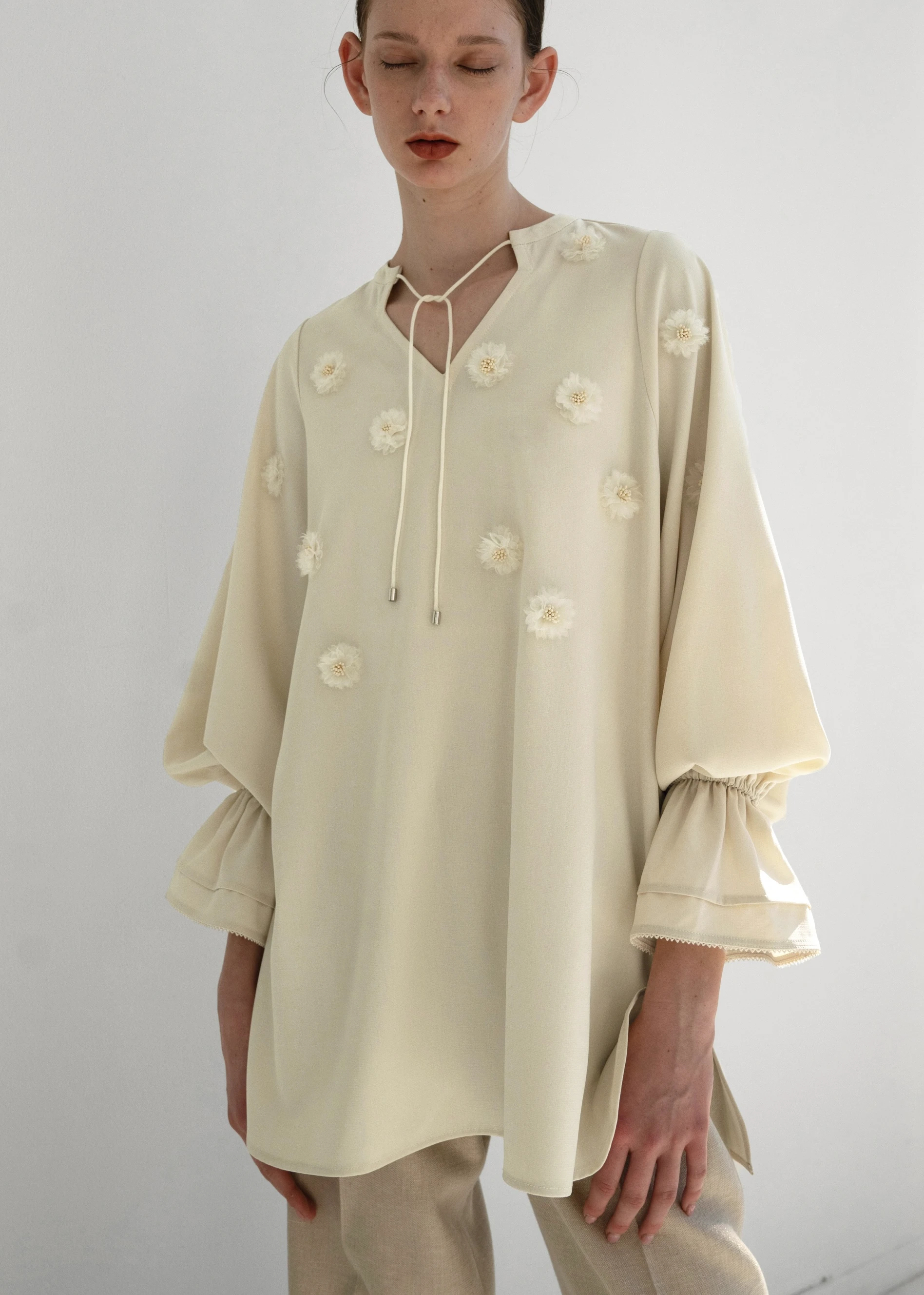 volume sleeve flower motif tunic BL