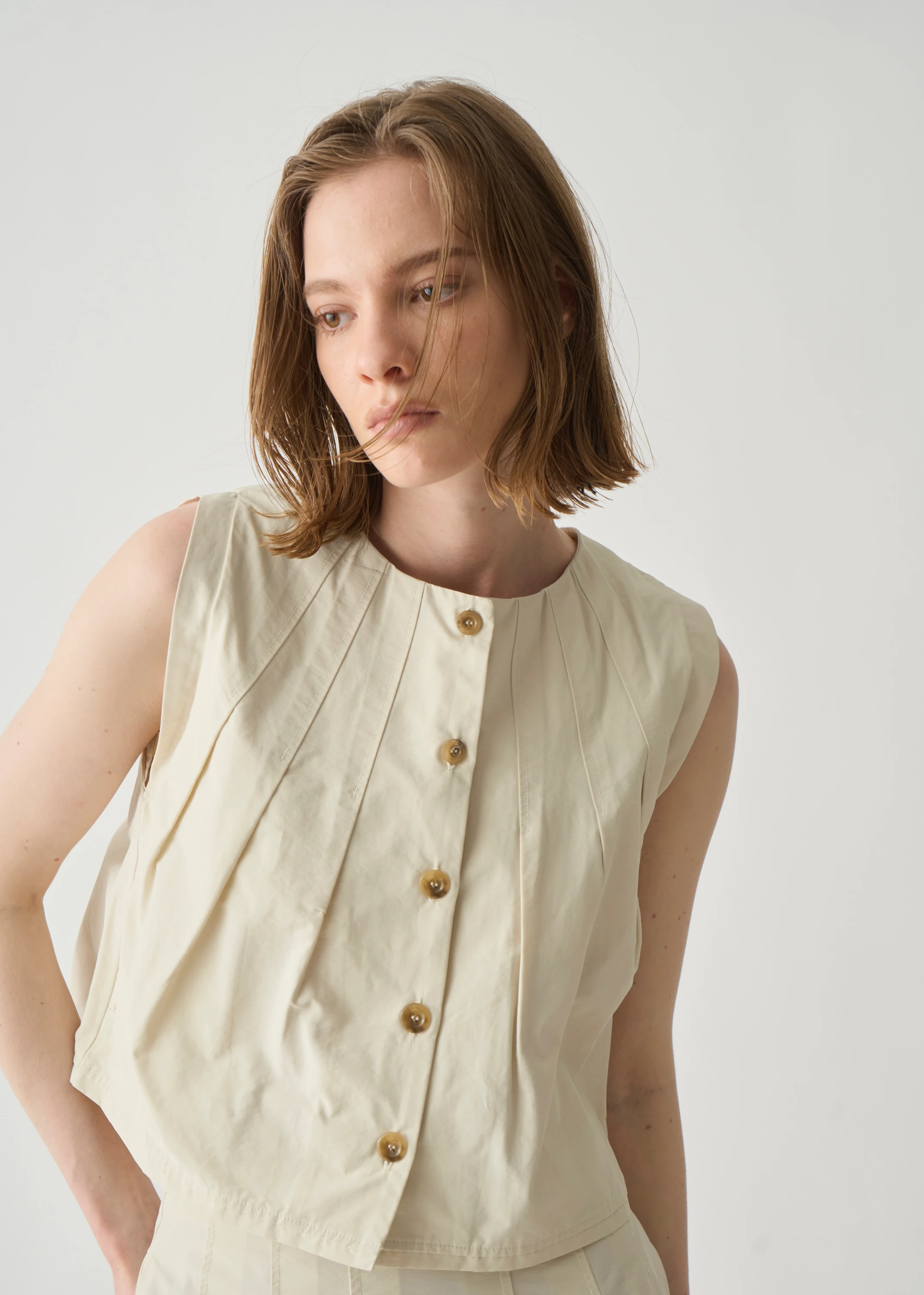 radially pleats no sleeve short tops / willfully（ウィルフリー）の  